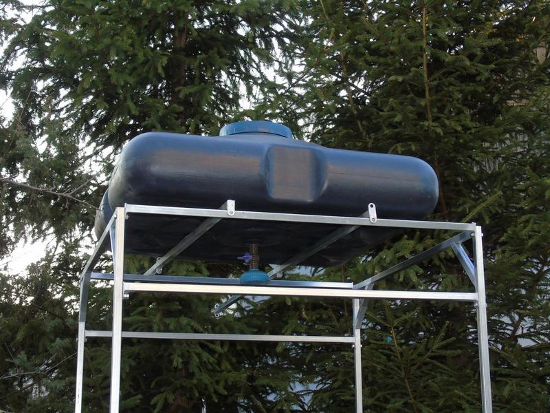 Окраска радиатора в летнем душе с горячей водой в саду